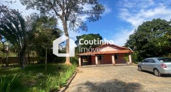 CI 535 - Acordar com o som da natureza, tomar um café na varanda e ter espaço de sobra para viver bons momentos, essa chácara em Aurora, Itaguara/MG, entrega exatamente essa experiência. 